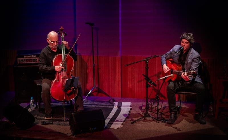 Fred Martins e Jaques Morelenbaum apresentam tributo a João Gilberto no aniversário do Dolores Club, na Lapa