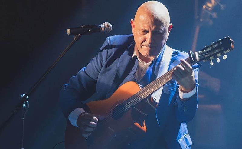 Robson Farah celebra o legado de Nelson Motta em seu novo show, “Tudo Azul”